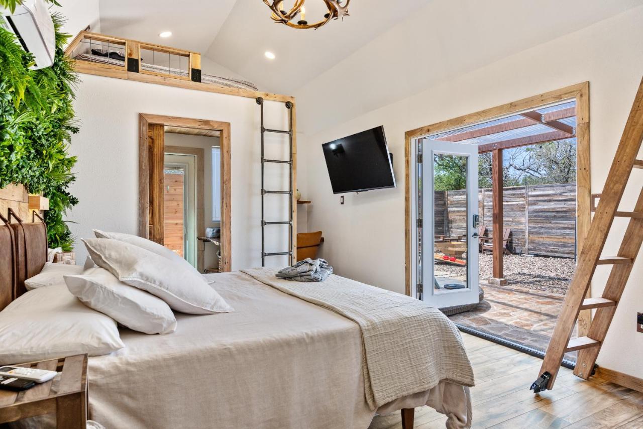 Romantic Tiny Luxury Retreat W Heated Pool, Sauna N Outdoor Shower In Wimberley 10 Acres Екстериор снимка